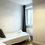 And Spacious For 8 In Vestbyen Lägenhet