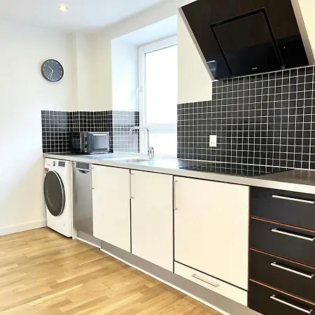Appartamento And Spacious For 8 In Vestbyen Aalborg