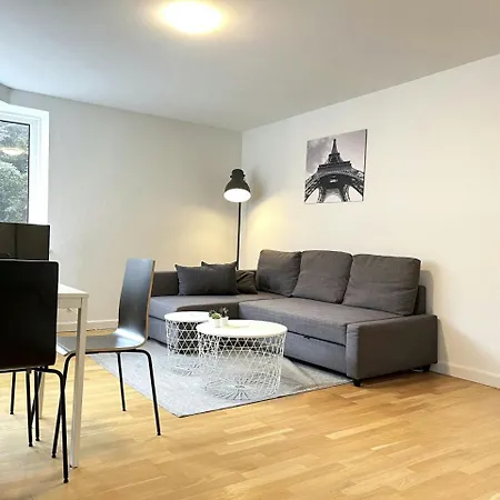 And Spacious For 8 In Vestbyen Aalborg