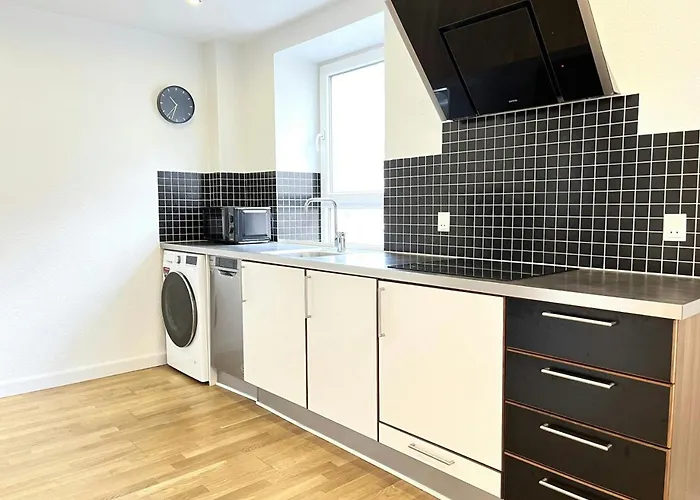 Lägenhet And Spacious For 8 In Vestbyen Ålborg