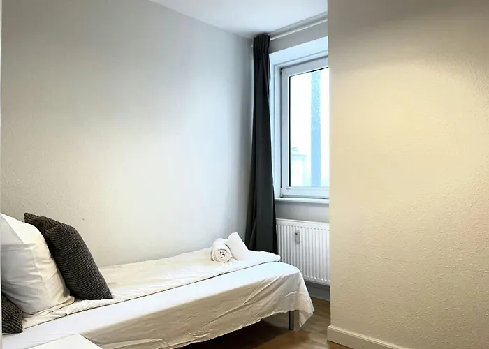 And Spacious For 8 In Vestbyen Lägenhet